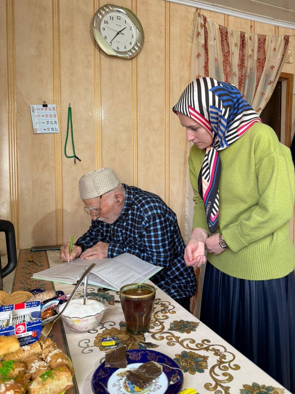 Социальный работник социального обслуживания на дому отделения № 2 Саидова Бика селении Мехельта оказывает социально-бытовую услугу, своему подопечному Мухидинову Мухидину с целью оказания социальных услуг.